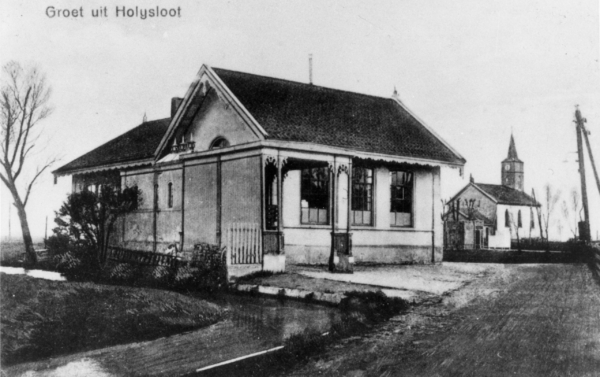 1028 Holysloot School met kerk op achtergrond